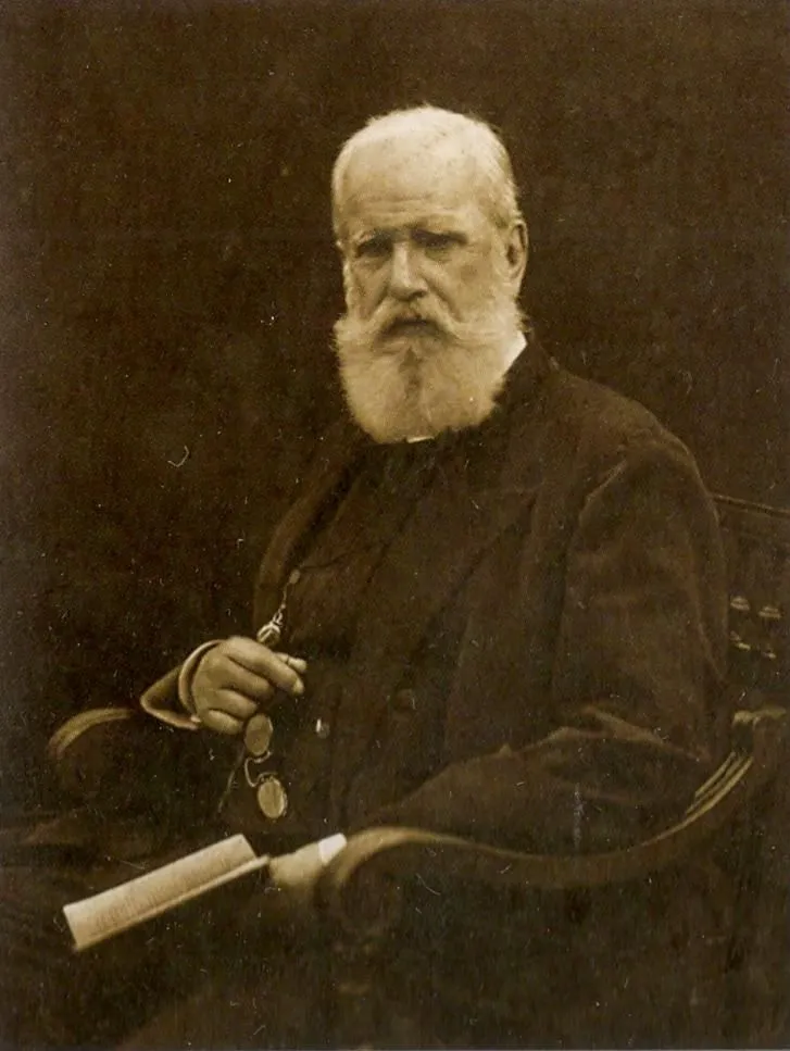 Fotografia de Dom Pedro II idoso, de barba branca, sentado