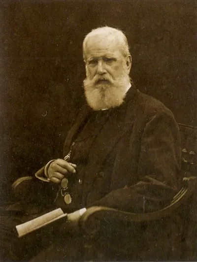 Fotografia de Dom Pedro II idoso, de barba branca, sentado